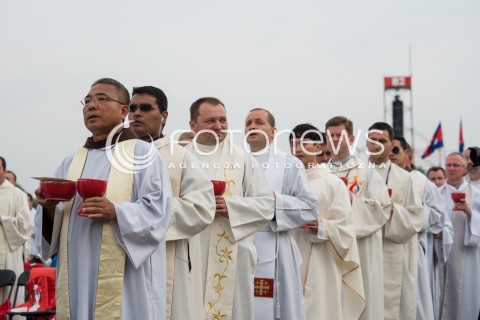  26.07.2016 KRAKOW<br /> UROCZYSTA MSZA INAUGURUJACA SWIATOWE DNI MLODZIEZY W POLSCE<br /> N/Z KSIEZA I ZAKONNICY<br />  