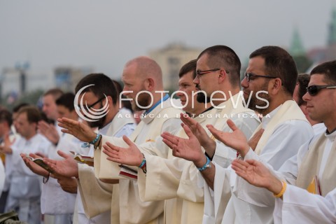  26.07.2016 KRAKOW<br /> UROCZYSTA MSZA INAUGURUJACA SWIATOWE DNI MLODZIEZY W POLSCE<br /> N/Z KSIEZA I ZAKONNICY<br />  