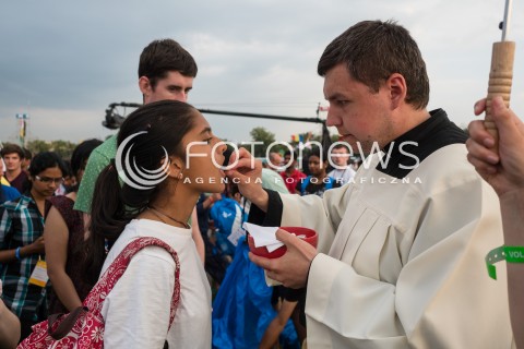 26.07.2016 KRAKOW<br /> UROCZYSTA MSZA INAUGURUJACA SWIATOWE DNI MLODZIEZY W POLSCE<br /> N/Z KOMUNIA SWIETA<br />  