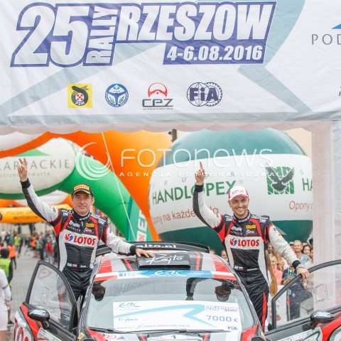  06.08.2016 RZESZOW<br />25. RAJD RZESZOWSKI<br />META I DEKORACJA ZAWODNIKOW<br />N/Z I MIEJSCE - KAJETAN KAJETANOWICZ JAROSLAW BARAN<br /> 