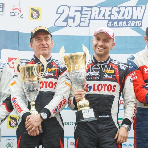  06.08.2016 RZESZOW<br />25. RAJD RZESZOWSKI<br />META I DEKORACJA ZAWODNIKOW<br />N/Z KAJETAN KAJETANOWICZ JAROSLAW BARAN - ZWYCIEZCY<br /> 