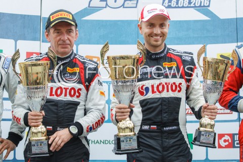  06.08.2016 RZESZOW<br />25. RAJD RZESZOWSKI<br />META I DEKORACJA ZAWODNIKOW<br />N/Z KAJETAN KAJETANOWICZ JAROSLAW BARAN - ZWYCIEZCY<br /> 