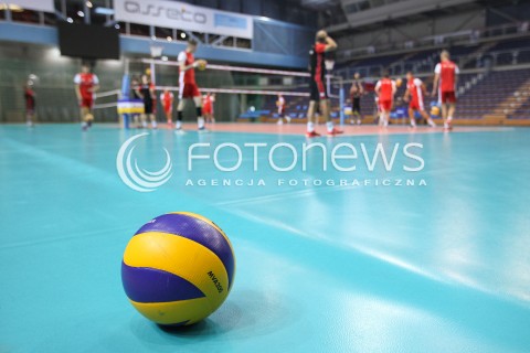  09.08.2016 RZESZOW<br />PIERWSZY W SEZONIE TRENING SIATKARZY ASSECO RESOVII RZESZOW<br />N/Z PILKA MIKASA SIATKARZE TRENING BOISKO ZDJECIE ILUSTRACYJNE ILUSTRANT<br /> 