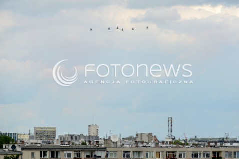  15.08.2016 WARSZAWA<br />OBCHODY SWIETA WOJSKA POLSKIEGO<br />UROCZYSTOSCI PANSTWOWE<br />N/Z HELIKOPTER SMIGLOWIEC SZKOLNY PZL SW-4 PUSZCZYK SILY POWIETRZNE RP<br /> 