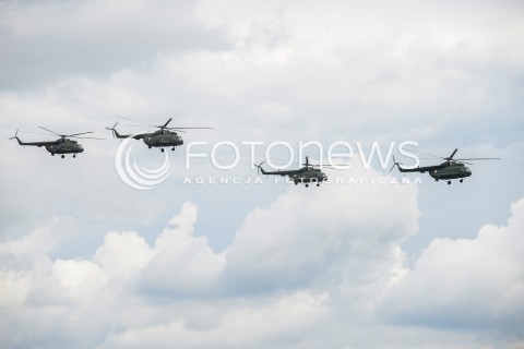  15.08.2016 WARSZAWA<br />OBCHODY SWIETA WOJSKA POLSKIEGO<br />UROCZYSTOSCI PANSTWOWE<br />N/Z RZADOWY SMIGLOWIEC HELIKOPTER MIL MI-8 SILY POWIETRZNE RP<br /> 