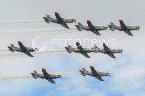  15.08.2016 WARSZAWA<br />OBCHODY SWIETA WOJSKA POLSKIEGO<br />UROCZYSTOSCI PANSTWOWE<br />N/Z ZESPOL AKROBACYJNY ORLIKI SAMOLOTY PZL-130 ORLIK<br /> 