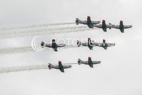  15.08.2016 WARSZAWA<br />OBCHODY SWIETA WOJSKA POLSKIEGO<br />UROCZYSTOSCI PANSTWOWE<br />N/Z ZESPOL AKROBACYJNY ORLIKI SAMOLOTY PZL-130 ORLIK<br /> 