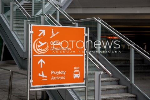  28.07.2016 WARSZAWA OKECIE<br />
LOTNISKO IM. FRYDERYKA CHOPINA<br />
N/Z TABLICA INFORMACYJNA PRZYLOTY ODLOTY<br />
 