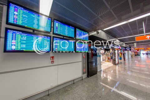  28.07.2016 WARSZAWA OKECIE<br />
LOTNISKO IM. FRYDERYKA CHOPINA<br />
N/Z TABLICE INFORMACYJNE PRZYLOTY ODLOTY<br />
 