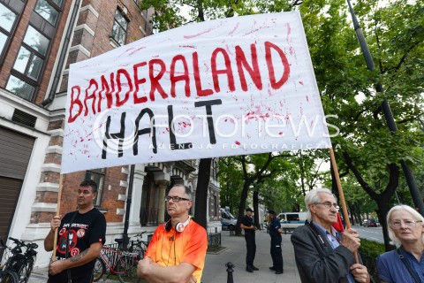  24.08.2016 WARSZAWA<br />MANIFESTACJA POD AMBASADA UKRAINY<br />N/Z MANIFESTANCI<br /> 