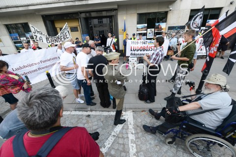  24.08.2016 WARSZAWA<br />MANIFESTACJA POD AMBASADA UKRAINY<br />N/Z MANIFESTANCI<br /> 