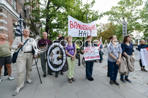  24.08.2016 WARSZAWA<br />MANIFESTACJA POD AMBASADA UKRAINY<br />N/Z MANIFESTANCI<br /> 