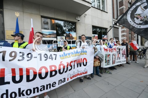  24.08.2016 WARSZAWA<br />MANIFESTACJA POD AMBASADA UKRAINY<br />N/Z MANIFESTANCI<br /> 
