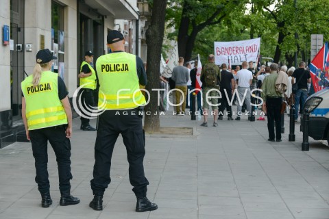  24.08.2016 WARSZAWA<br />MANIFESTACJA POD AMBASADA UKRAINY<br />N/Z MANIFESTANCI<br /> 