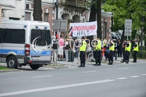  24.08.2016 WARSZAWA<br />MANIFESTACJA POD AMBASADA UKRAINY<br />N/Z MANIFESTANCI<br /> 