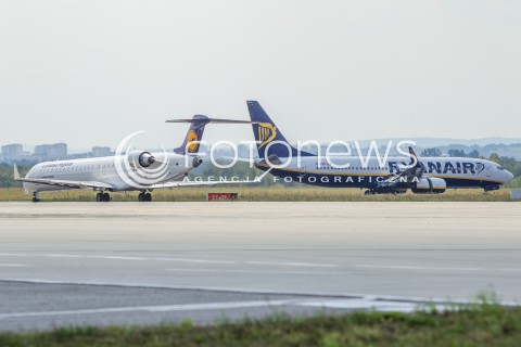  02.09.2016 LOTNISKO RZESZOW JASIONKA <br />INAUGURACYJNY LOT Z RZESZOWA DO BERLINA LINII LOTNICZYCH RYANAIR<br />N/Z SAMOLOT CANADAIR CRJ-900 LINIA LOTNICZA LUFTHANSA REGIONAL ( REJESTRACJA D-ACKF ) I SAMOLOT BOEING 737-800 LINII RYANAIR<br /> 
