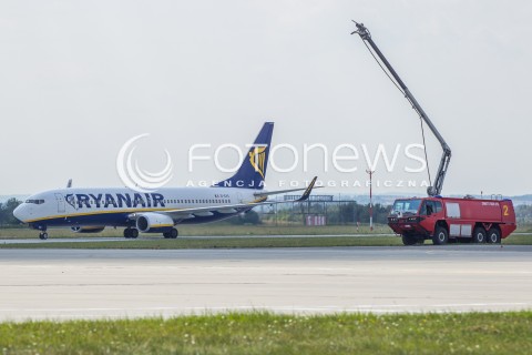  02.09.2016 LOTNISKO RZESZOW JASIONKA <br />INAUGURACYJNY LOT Z RZESZOWA DO BERLINA LINII LOTNICZYCH RYANAIR<br />N/Z SALUT WODNY SAMOLOTU BOEING 737-800 LINII RYANAIR I LOTNISKOWA STRAZ POZARNA<br /> 
