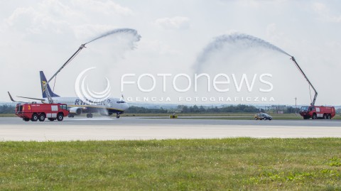  02.09.2016 LOTNISKO RZESZOW JASIONKA <br />INAUGURACYJNY LOT Z RZESZOWA DO BERLINA LINII LOTNICZYCH RYANAIR<br />N/Z SALUT WODNY SAMOLOTU BOEING 737-800 LINII RYANAIR I LOTNISKOWA STRAZ POZARNA<br /> 