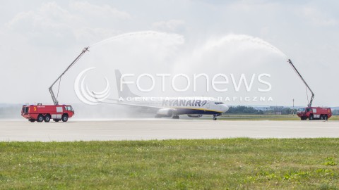  02.09.2016 LOTNISKO RZESZOW JASIONKA <br />INAUGURACYJNY LOT Z RZESZOWA DO BERLINA LINII LOTNICZYCH RYANAIR<br />N/Z SALUT WODNY SAMOLOTU BOEING 737-800 LINII RYANAIR I LOTNISKOWA STRAZ POZARNA<br /> 