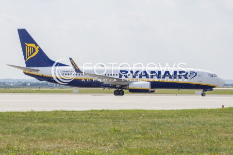  02.09.2016 LOTNISKO RZESZOW JASIONKA <br />INAUGURACYJNY LOT Z RZESZOWA DO BERLINA LINII LOTNICZYCH RYANAIR<br />N/Z SAMOLOT BOEING 737-800 LINII RYANAIR ( REJESTRACJA EI-EVS ) <br /> 