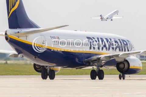  02.09.2016 LOTNISKO RZESZOW JASIONKA <br />INAUGURACYJNY LOT Z RZESZOWA DO BERLINA LINII LOTNICZYCH RYANAIR<br />N/Z SAMOLOT BOEING 737-800 LINII RYANAIR ( REJESTRACJA EI-EVS ) , W TLE SAMOLOT CRJ-900 LUFTHANSA<br /> 
