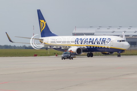  02.09.2016 LOTNISKO RZESZOW JASIONKA <br />INAUGURACYJNY LOT Z RZESZOWA DO BERLINA LINII LOTNICZYCH RYANAIR<br />N/Z SAMOLOT BOEING 737-800 LINII RYANAIR ( REJESTRACJA EI-EVS ) <br /> 