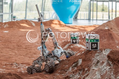  12.09.2016 JASIONKA K. RZESZOWA <br />EUROPEJSKI KONGRES ROBOTYCZNY I EUROPEJSKIE ZAWODY LAZIKOW MARSJANSKICH W CENTRUM WYSTAWIENNICZO KONGRESOWYM W JASIONCE KOLO RZESZOWA<br />EUROPEAN ROVER CHALLENGE ERC 2016<br />N/Z LAZIK MASJANSKI INFINITY - POLITECHNIKA CZESTOCHOWSKA<br /> 