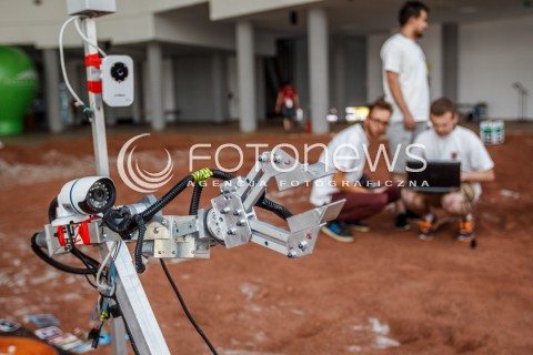  12.09.2016 JASIONKA K. RZESZOWA <br />EUROPEJSKI KONGRES ROBOTYCZNY I EUROPEJSKIE ZAWODY LAZIKOW MARSJANSKICH W CENTRUM WYSTAWIENNICZO KONGRESOWYM W JASIONCE KOLO RZESZOWA<br />EUROPEAN ROVER CHALLENGE ERC 2016<br />N/Z LAZIK IMPULS - POLITECHNIKA SWIETOKRZYSKA<br /> 