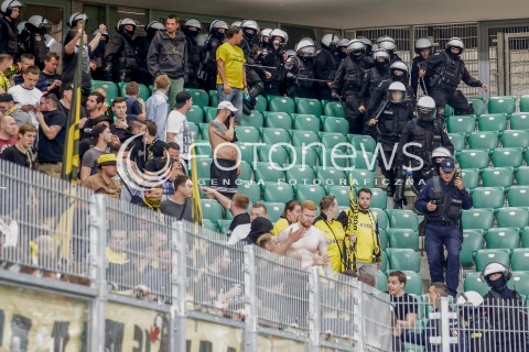  14.09.2016 WARSZAWA PILKA NOZNA <br />FOOTBALL LIGA MISTRZOW UEFA STADION LEGII<br />MECZ LEGIA WARSZAWA - BORUSSIA DORTMUND<br />N/Z POLICJA USPAKAJACA KIBICOW BORUSSI<br /> 