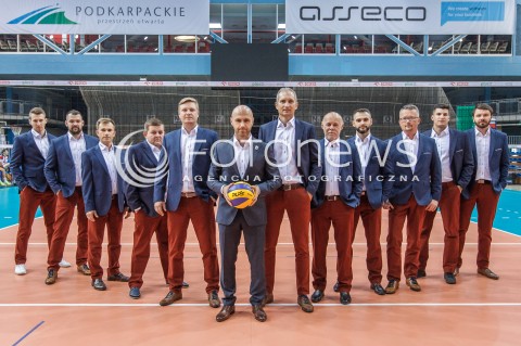  20.09.2016 RZESZOW <br />SESJA ZDJECIOWA SIATKARZY ASSECO RESOVIA<br />SEZON 2016/2017<br />N/Z SZTAB OD LEWEJ: MATEUSZ PRZYSTAS MACIEJ PAJAK JACEK RUSIN SERGIUSZ RUSZEL MARCIN OGONOWSKI BARTOSZ GORSKI ANDRZEJ KOWAL WOJCIECH GROSZEK LUKASZ FILIPECKI DR KAMIL WODKA PIOTR KARLIK JAROSLAW GUTOWSKI <br /> 