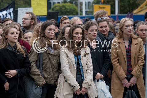  22.09.2016 WARSZAWA <br />MANIFESTACJE POD SEJMEM PODCZAS CZYTANIA NOWELIZACJI USTAWY O ABORCJI<br /> TZW CZARNY PROTEST PRZECIWNIKOW ZAOSTRZANIA PRAWA ABORCYJNEGO <br />N/Z UCZESTNICY<br /> 