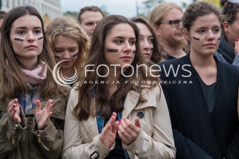  22.09.2016 WARSZAWA <br />MANIFESTACJE POD SEJMEM PODCZAS CZYTANIA NOWELIZACJI USTAWY O ABORCJI<br /> TZW CZARNY PROTEST PRZECIWNIKOW ZAOSTRZANIA PRAWA ABORCYJNEGO <br />N/Z UCZESTNICY<br /> 
