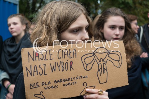  22.09.2016 WARSZAWA <br />MANIFESTACJE POD SEJMEM PODCZAS CZYTANIA NOWELIZACJI USTAWY O ABORCJI<br /> TZW CZARNY PROTEST PRZECIWNIKOW ZAOSTRZANIA PRAWA ABORCYJNEGO <br />N/Z UCZESTNICY<br /> 