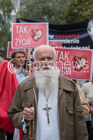  22.09.2016 WARSZAWA <br />MANIFESTACJE POD SEJMEM PODCZAS CZYTANIA NOWELIZACJI USTAWY O ABORCJI<br /> PROTEST TAK DLA ZYCIA ZWOLENNIKOW ZAOSTRZANIA PRAWA ABORCYJNEGO<br />N/Z UCZESTNICY<br /> 