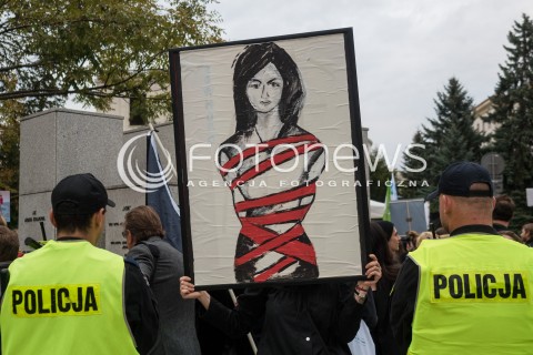  22.09.2016 WARSZAWA <br />MANIFESTACJE POD SEJMEM PODCZAS CZYTANIA NOWELIZACJI USTAWY O ABORCJI<br /> TZW CZARNY PROTEST PRZECIWNIKOW ZAOSTRZANIA PRAWA ABORCYJNEGO <br />N/Z UCZESTNICY<br /> 