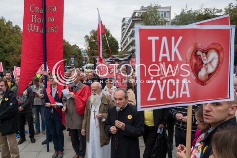  22.09.2016 WARSZAWA <br />MANIFESTACJE POD SEJMEM PODCZAS CZYTANIA NOWELIZACJI USTAWY O ABORCJI<br /> PROTEST TAK DLA ZYCIA ZWOLENNIKOW ZAOSTRZANIA PRAWA ABORCYJNEGO<br />N/Z UCZESTNICY<br /> 