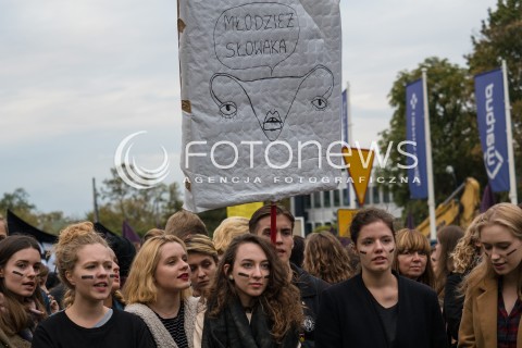  22.09.2016 WARSZAWA <br />MANIFESTACJE POD SEJMEM PODCZAS CZYTANIA NOWELIZACJI USTAWY O ABORCJI<br /> TZW CZARNY PROTEST PRZECIWNIKOW ZAOSTRZANIA PRAWA ABORCYJNEGO <br />N/Z UCZESTNICY<br /> 