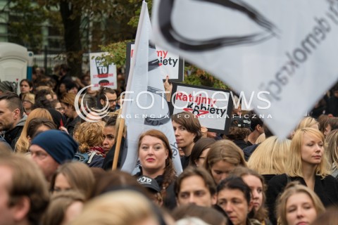 22.09.2016 WARSZAWA <br />MANIFESTACJE POD SEJMEM PODCZAS CZYTANIA NOWELIZACJI USTAWY O ABORCJI<br /> TZW CZARNY PROTEST PRZECIWNIKOW ZAOSTRZANIA PRAWA ABORCYJNEGO <br />N/Z UCZESTNICY<br /> 