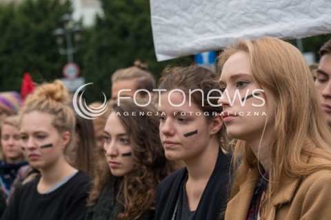  22.09.2016 WARSZAWA <br />MANIFESTACJE POD SEJMEM PODCZAS CZYTANIA NOWELIZACJI USTAWY O ABORCJI<br /> TZW CZARNY PROTEST PRZECIWNIKOW ZAOSTRZANIA PRAWA ABORCYJNEGO <br />N/Z UCZESTNICY<br /> 