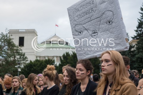 Manifestacje pod Sejmem w Warszawie