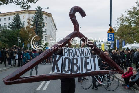  22.09.2016 WARSZAWA <br />MANIFESTACJE POD SEJMEM PODCZAS CZYTANIA NOWELIZACJI USTAWY O ABORCJI<br /> TZW CZARNY PROTEST PRZECIWNIKOW ZAOSTRZANIA PRAWA ABORCYJNEGO <br />N/Z UCZESTNICY<br /> 