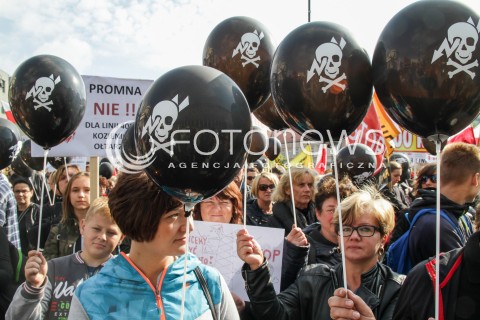  22.09.2016 WARSZAWA<br />PROTEST MIESZKANCOW STOP DLA LINII 400KV<br />N/Z MIESZKANCY PROTESTUJACY PRZECIWKO BUDOWIE LINII WYSOKIEGO NAPIECIA NAD DOMAMI<br /> 