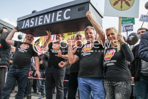  22.09.2016 WARSZAWA<br />PROTEST MIESZKANCOW STOP DLA LINII 400KV<br />N/Z MIESZKANCY PROTESTUJACY PRZECIWKO BUDOWIE LINII WYSOKIEGO NAPIECIA NAD DOMAMI<br /> 