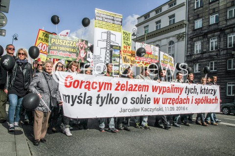  22.09.2016 WARSZAWA<br />PROTEST MIESZKANCOW STOP DLA LINII 400KV<br />N/Z MIESZKANCY PROTESTUJACY PRZECIWKO BUDOWIE LINII WYSOKIEGO NAPIECIA NAD DOMAMI<br /> 