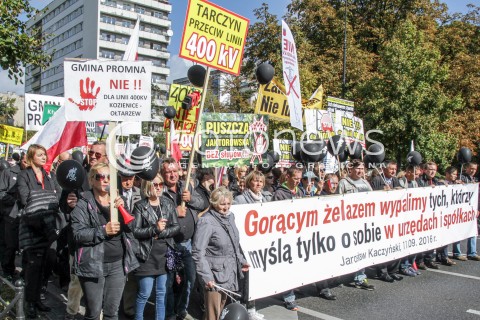  22.09.2016 WARSZAWA<br />PROTEST MIESZKANCOW STOP DLA LINII 400KV<br />N/Z MIESZKANCY PROTESTUJACY PRZECIWKO BUDOWIE LINII WYSOKIEGO NAPIECIA NAD DOMAMI<br /> 