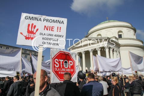  22.09.2016 WARSZAWA<br />PROTEST MIESZKANCOW STOP DLA LINII 400KV<br />N/Z MIESZKANCY PROTESTUJACY PRZECIWKO BUDOWIE LINII WYSOKIEGO NAPIECIA NAD DOMAMI<br /> 