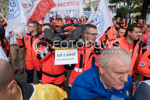 24.09.2016 WARSZAWA<br /> MANIFESTACJA SRODOWISK SLUZBY ZDROWIA <br /> N/Z UCZESTNICY CZOLO MARSZU <br />  
