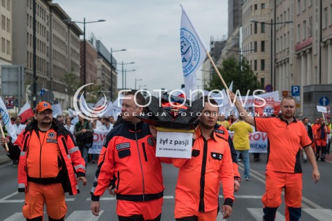  24.09.2016 WARSZAWA<br /> MANIFESTACJA SRODOWISK SLUZBY ZDROWIA <br /> N/Z UCZESTNICY CZOLO MARSZU <br />  