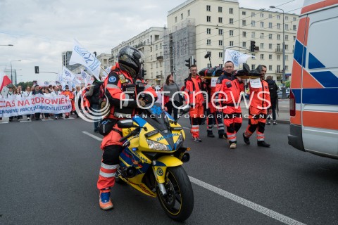 24.09.2016 WARSZAWA<br /> MANIFESTACJA SRODOWISK SLUZBY ZDROWIA <br /> N/Z UCZESTNICY CZOLO MARSZU <br />  