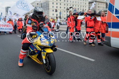 24.09.2016 WARSZAWA<br /> MANIFESTACJA SRODOWISK SLUZBY ZDROWIA <br /> N/Z UCZESTNICY CZOLO MARSZU <br />  
